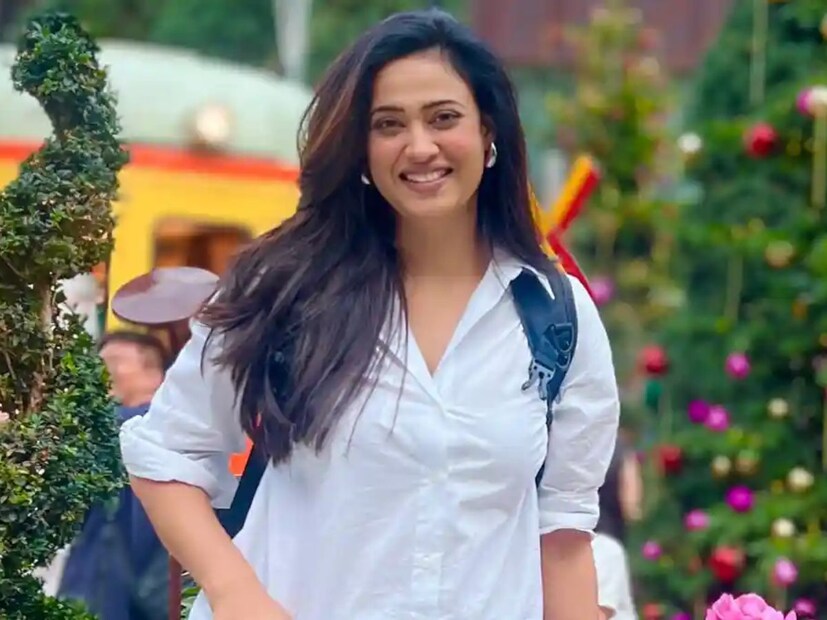 गौरतलब है कि श्वेता तिवारी अपनी पर्सनल और प्रोफेशनल लाइफ को लेकर हमेशा चर्चा में रहती हैं। हालाँकि, वह अपनी खूबसूरती को लेकर ज़्यादा चर्चा में रहती हैं। खूबसूरती के मामले में वह अपनी 24 साल की बेटी को भी टक्कर देती हैं। सोशल मीडिया पर जब लोग दोनों की तस्वीरें देखते हैं, तो उन्हें माँ नहीं, बहन कहते हैं।