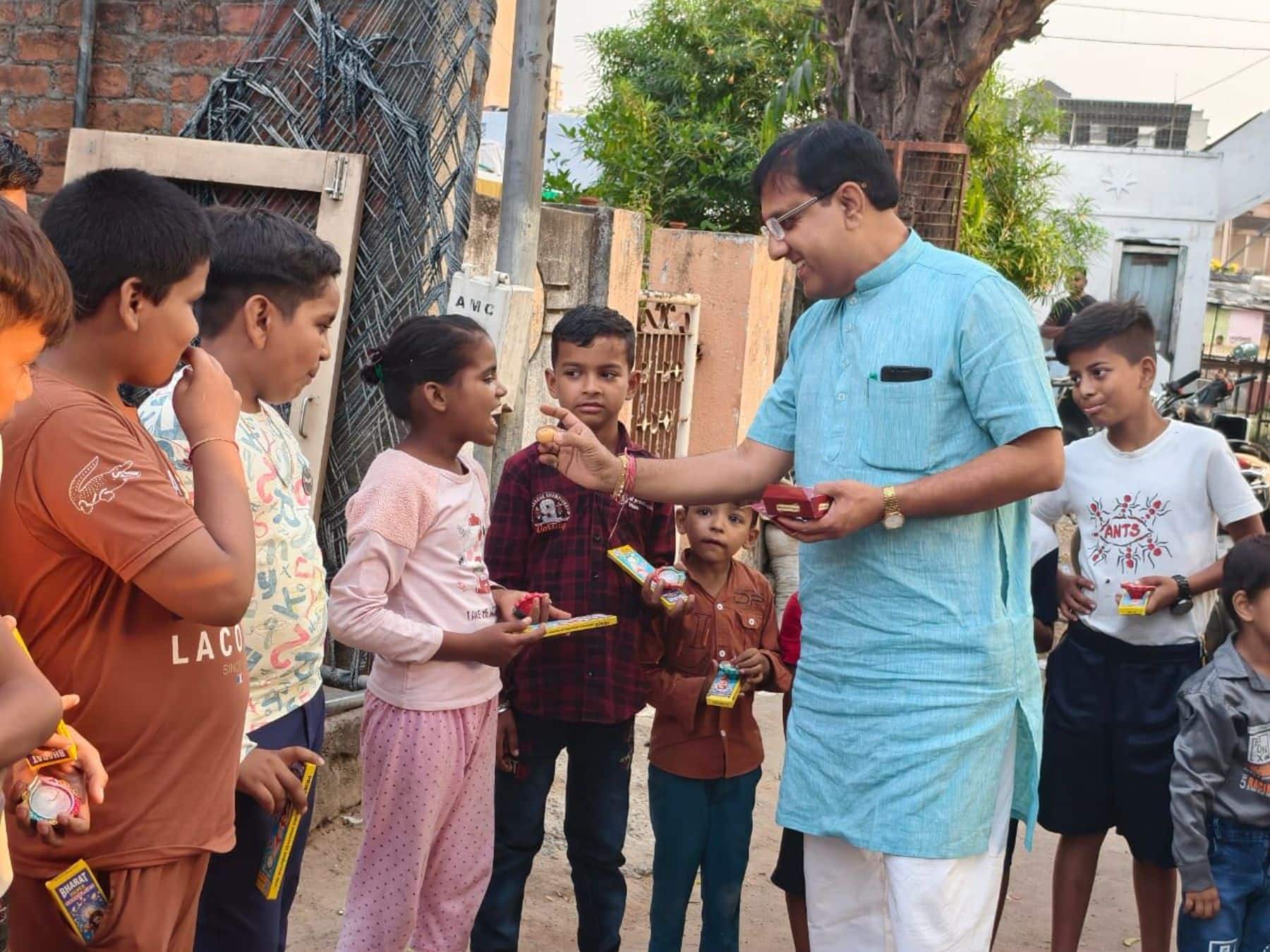 નવનિયુક્ત શિક્ષણ મંત્રી ડો. પ્રદ્યુમન વાઝાએ બાળકો સાથે દિવાળીની ઉજવણી કરી! - Newly appointed Education Minister Dr Pradyuman Vaja celebrated Diwali with children | ગાંધીનગર - News18 ...