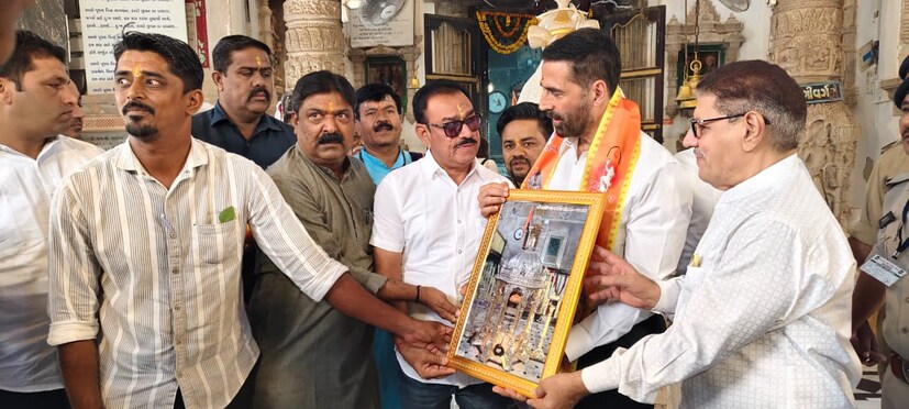 Actor Akshay kumar Visit prime minister Modi village vadanagar