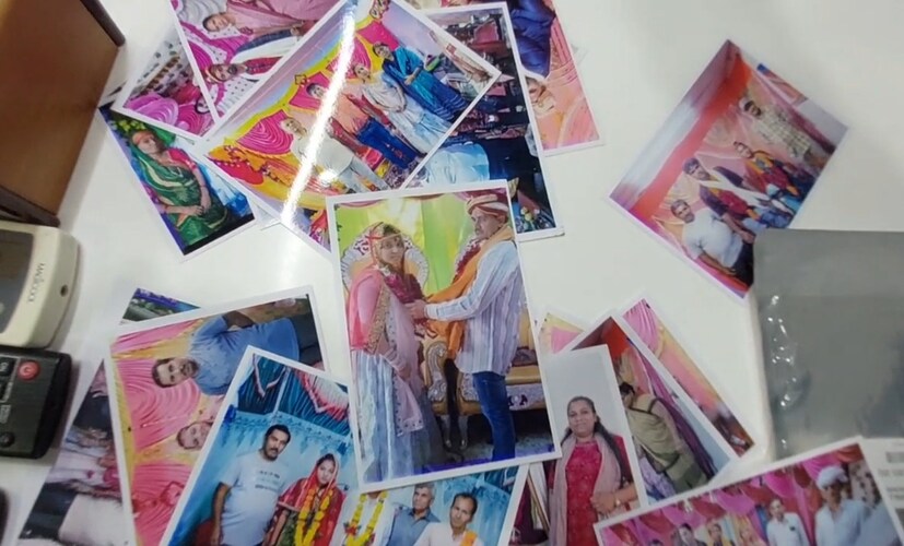 આ ટોળકી ભોળા યુવકોને લગ્નની જાળમાં ફસાવી, લાખો રૂપિયા અને દાગીના પડાવી રફુચક્કર થઈ જતી હતી. એટલું જ નહીં, જો કોઈ યુવક પૈસા પાછા માંગે તો તેને બળાત્કારના કેસમાં ફિટ કરી દેવાની ધમકી અપાતી હતી. પોલીસે દુલ્હન, તેની માતા અને દલાલો સહિતની આખી ગેંગને ઝડપી પાડી છે, જેમણે અત્યાર સુધીમાં ચાંદનીએ 15થી વધુ લોકોને શિકાર બનાવ્યા, રશ્મિકાએ 4 લગ્ન કર્યા, સોનલ ઉર્ફે રીંકલે 2 લગ્ન કર્યા, જેમાં તેમણે લાખો રૂપિયાની છેતરપિંડી આચરી હોવાનું સામે આવ્યું છે. આ ટોળકી ભોળા યુવકોને લગ્નની જાળમાં ફસાવી, લાખો રૂપિયા અને દાગીના પડાવી રફુચક્કર થઈ જતી હતી. એટલું જ નહીં, જો કોઈ યુવક પૈસા પાછા માંગે તો તેને બળાત્કારના કેસમાં ફિટ કરી દેવાની ધમકી અપાતી હતી. પોલીસે દુલ્હન, તેની માતા અને દલાલો સહિતની આખી ગેંગને ઝડપી પાડી છે, જેમણે અત્યાર સુધીમાં ચાંદનીએ 15થી વધુ લોકોને શિકાર બનાવ્યા, રશ્મિકાએ 4 લગ્ન કર્યા, સોનલ ઉર્ફે રીંકલે 2 લગ્ન કર્યા, જેમાં તેમણે લાખો રૂપિયાની છેતરપિંડી આચરી હોવાનું સામે આવ્યું છે.