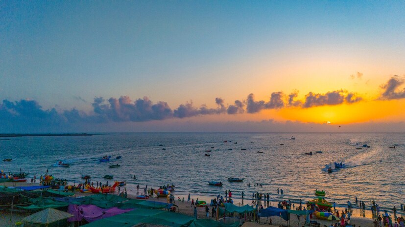  ગુજરાત પ્રવાસન વિકાસ નિગમ લિમિટેડ (TCGL) અનુસાર, વર્ષ 2023માં 6,78,647 અને 2024માં 6,80,325 પ્રવાસીઓ શિવરાજપુર દરિયાકિનારાની મુલાકાતે આવ્યા હતા. 2020માં બ્લૂ ફ્લેગ બીચ સર્ટિફિકેશન મળ્યા બાદ શિવરાજપુર બીચ ભારતના બ્લૂ ફ્લેગ બીચની યાદીમાં સામેલ થયો છે. પાણીની ગુણવત્તા, પર્યાવરણની જાળવણી, સુરક્ષા અને સેવાઓને આવરી લેતા 32 માપદંડોના આધારે આ પ્રમાણપત્ર આપવામાં આવે છે. અહીં સ્કુબા ડાઇવિંગ, બોટિંગ અને સ્કિઇંગ જેવી સ્પોર્ટ્સ પ્રવૃત્તિઓની સુવિધા પણ ઉપલબ્ધ છે.