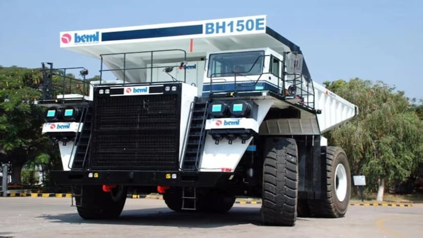 80,000 Crના ડિફેન્સ સોદા મંજૂર- સૂત્રોના હવાલાથી મળેલી જાણકારી પ્રમાણે, ડિફેન્સ એક્જિબિશન કાઉન્સિલથી 80,000 કરોડ રૂપિયાના ડિફેન્સ સોદાને મંજૂરી મળી ગઈ છે. T90 ટેન્કના આધુનિકીકરણના પ્રસ્તાવને મંજૂરી મળવાની સાથે જ MI-17 હેલીકોપ્ટરના મોર્ડનાઈઝેશનને પણ મંજૂર કરી લેવામાં આવ્યું છે. સૂત્રો પ્રમાણે, MRSAM, Astra Mark-II મિસાઈલ ખરીદીને પણ મંજૂરી મળી ગઈ છે. આ ઉપરાંત Loitering Munitions ખરીદીને પણ મંજૂરી આપી દેવામાં આવી છે. 80,000 Crના ડિફેન્સ સોદા મંજૂર- સૂત્રોના હવાલાથી મળેલી જાણકારી પ્રમાણે, ડિફેન્સ એક્જિબિશન કાઉન્સિલથી 80,000 કરોડ રૂપિયાના ડિફેન્સ સોદાને મંજૂરી મળી ગઈ છે. T90 ટેન્કના આધુનિકીકરણના પ્રસ્તાવને મંજૂરી મળવાની સાથે જ MI-17 હેલીકોપ્ટરના મોર્ડનાઈઝેશનને પણ મંજૂર કરી લેવામાં આવ્યું છે. સૂત્રો પ્રમાણે, MRSAM, Astra Mark-II મિસાઈલ ખરીદીને પણ મંજૂરી મળી ગઈ છે. આ ઉપરાંત Loitering Munitions ખરીદીને પણ મંજૂરી આપી દેવામાં આવી છે.