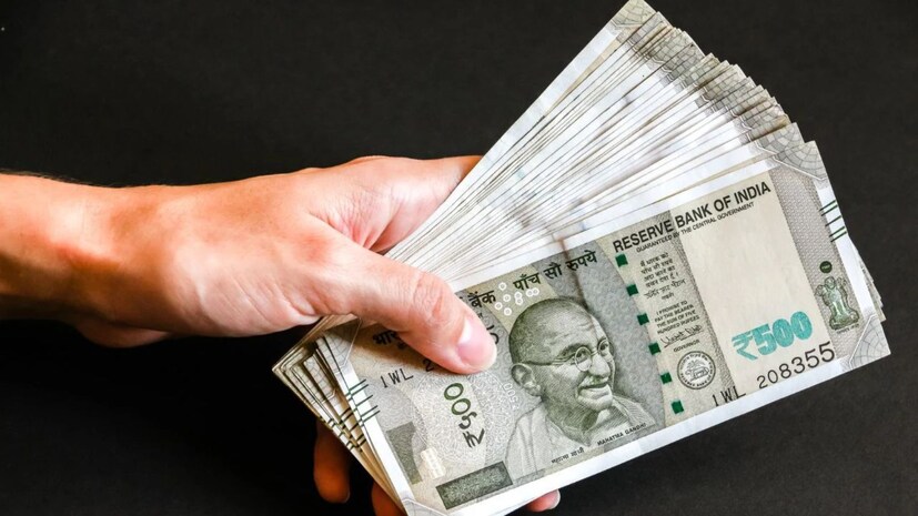  પૈસા કમાવવાની ઉતાવળ - વોરેન બફેટનું કહેવું છે કે, આજે તમે જે વૃક્ષની છાંયામાં બેઠા છો, તેને કોઈએ ઘણા વર્ષો પહેલા વાવ્યું હતું. તેવી જ રીતે, આજે તમે રોકાણ કરો અને તે પર સમય વિતાવો તો લાંબા સમય પછી આ જ પૈસાનું વૃક્ષ બની જાય છે. મધ્યમ વર્ગના પરિવાર ઝડપથી પૈસા કમાવવાના ચક્કરમાં આ મૂળભૂત સૂત્રને ભૂલી જાય છે. તેને પૈસા કમાવવા માટે સમય આપવો પડશે. તેમણે સીધું ઉદાહરણ આપ્યું કે, તે પૈસાને રોકાણ કરવા પર ધ્યાન ન આપો જે તમારા ખર્ચ કર્યા પછી બચે છે. તેના બદલે પહેલા રોકાણ કરો અને પછી બાકીના પૈસાથી ખર્ચ ચલાવવાનો પ્રયાસ કરો. આજે પૈસા ખર્ચ કરવા તમને તાત્કાલિક સંતોષ આપે છે, પરંતુ લાંબા સમય પછી આ જ ખર્ચ તમને ભારે પડશે.