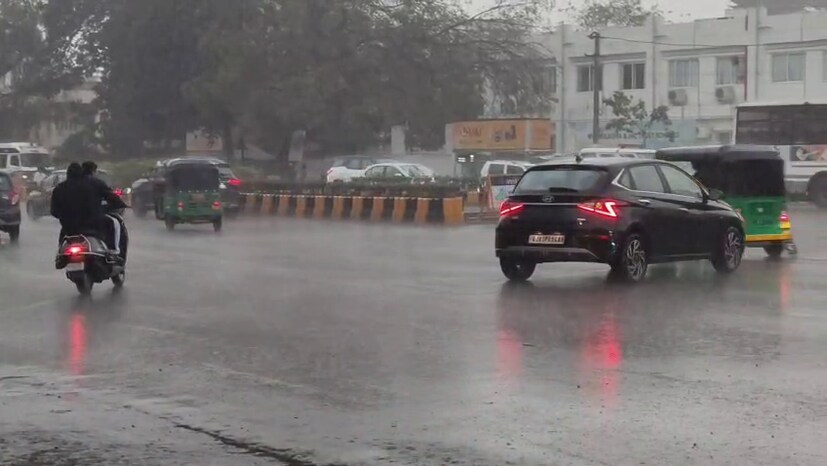 રાજકોટના જિલ્લામાં કોમોસમી વરસાદ પડ્યો છે. પડધરી તાલુકાના ગ્રામ્ય વિસ્તારોમાં કમોસમી વરસાદ પડ્યો છે. જીવાપર, વિસામણ, પીઠડીયા, ખાખરા, જીલરીયા, ડાંગરા, ફતેપર સહિતના ગ્રામ્ય વિસ્તારોમાં કમોસમી વરસાદ પડ્યો છે. ભરશિયાળે વરસાદ આવતા ખેડૂતોમાં ચિંતાના વાદળો છવાયા છે. જીરું, ઘઉં સહિતના શિયાળુ પાકને નુકસાન થવાની ખેડૂતોને ભીંતી છે. રાજકોટના જિલ્લામાં કોમોસમી વરસાદ પડ્યો છે. પડધરી તાલુકાના ગ્રામ્ય વિસ્તારોમાં કમોસમી વરસાદ પડ્યો છે. જીવાપર, વિસામણ, પીઠડીયા, ખાખરા, જીલરીયા, ડાંગરા, ફતેપર સહિતના ગ્રામ્ય વિસ્તારોમાં કમોસમી વરસાદ પડ્યો છે. ભરશિયાળે વરસાદ આવતા ખેડૂતોમાં ચિંતાના વાદળો છવાયા છે. જીરું, ઘઉં સહિતના શિયાળુ પાકને નુકસાન થવાની ખેડૂતોને ભીંતી છે.