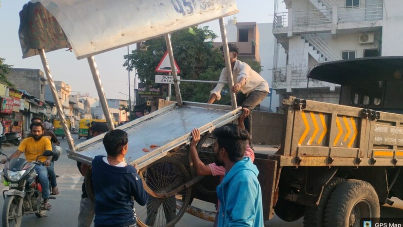 આ દરમિયાન 7 કાઉન્ટર, 9 લારીઓ, 6 લાકડાના ટેબલ અને 23 પરચુરણ જપ્ત કરવામાં આવ્યા હતા. ગોતા વોર્ડમાં સાયન્સ સિટી રોડ, સોલા ગામ, સિમ્સ હોસ્પિટલ રોડ તેમજ કારગીલથી ડમરુ સર્કલ સુધી, ચાંદલોડિયા વોર્ડમાં વંદેમાતરમ રોડ, રણછોડનગર અને ચાંદલોડિયા બ્રિજ પાસે તેમજ થલતેજ–બોડકદેવ વોર્ડમાં થલતેજ મેટ્રો રોડ, જજીસ બંગલો રોડ અને NFD સર્કલ રોડ પર કાર્યવાહી કરવામાં આવી હતી.એસ્ટેટ વિભાગના જણાવ્યા અનુસાર, તાજેતરમાં મોટાભાગની કાર્યવાહી જાહેર માર્ગો પર ઉભી રહેતી પાણીપુરીની લારીઓ પર કેન્દ્રિત રહી છે. અનિયંત્રિત રીતે ઉભી રહેતી આવી લારીઓના કારણે અનેક જગ્યાએ નવા દબાણો તેમજ ટ્રાફિક અવરોધ સર્જાતા હોવાની ફરિયાદો મળતાં, વિભાગ દ્વારા ખાસ ધ્યાન આપી કાર્યવાહી કરવામાં આવી છે. સાથે જ પાણીપુરી સહિતના ફેરીયાઓને નિયમિત ઝોન અને મંજૂર સ્થળોએ જ વ્યવસાય કરવા સૂચના આપવામાં આવી છે.