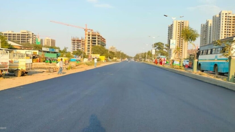  AMCના ઇતિહાસમાં પ્રથમવાર એક જ નાણાકીય વર્ષમાં સાતેય ઝોનમાં આટલા મોટાપાયે રોડની કામગીરી હાથ ધરવામાં આવી છે. 1 એપ્રિલ 2025થી 26 જાન્યુઆરી 2026 દરમિયાન મધ્ય ઝોનમાં 30 હજાર મેટ્રિક ટન, પૂર્વ ઝોનમાં 1 લાખ મેટ્રિક ટન, ઉત્તર ઝોનમાં 74 હજાર મેટ્રિક ટન, દક્ષિણ ઝોનમાં 86 હજાર મેટ્રિક ટન, પશ્ચિમ ઝોનમાં 78 હજાર મેટ્રિક ટન, દક્ષિણ-પશ્ચિમ ઝોનમાં 44 હજાર મેટ્રિક ટન અને ઉત્તર-પશ્ચિમ ઝોનમાં 1.35 લાખ મેટ્રિક ટન રોડ કામગીરી પૂર્ણ કરવામાં આવી છે. આ ઉપરાંત, રોડ પ્રોજેક્ટ વિભાગ દ્વારા અલગથી 2.51 લાખ મેટ્રિક ટન રોડ કામગીરી કરવામાં આવી છે. આમ, કુલ મળીને 8.45 લાખ મેટ્રિક ટન રોડ વિકાસ નોંધાયો છે.