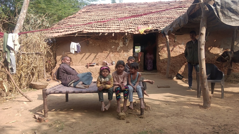 અહીં બેટ પર રહેતા પરિવારો પશુપાલન અને માછીમારી કરીને પોતાના પેટનો ખાડો પૂરી રહ્યા છે. અહીંના કેટલાય પરિવારો સુરત, સૌરાષ્ટ્ર, રાજકોટ જેવા શહેરોમાં મજૂરી કરવા જાય છે. ગુજરાતના કહેવાતા વિકાસ મોડેલ સામે અનેક વેધક સવાલો અહીં ઊભા થાય છે. જોકે અહીં ડેમ બન્યા બાદ કેટલાક લોકોને જમીન મળી હોવાનું સ્થાનિકો કહી રહ્યા છે. પરંતુ તે કેટલાક લોકોને મળી છે, અહીંના લોકોનું જીવન સમસ્યાઓથી ભરેલું છે. ચોમાસું આવે એટલે સાત મહિના જેટલો સમય અહીં પાણી રહે છે. ત્યારે ત્રણ મહિના પાણી ઉતરે તો આવા જવાનો માર્ગ થતો હોય છે. અહીં અનેક રાજકીય આગેવાનો વોટબેંકને લઈ આવ્યા, પ્રલોભનો આપ્યા પરંતુ વિકાસની વાતો પણ કરી તેમાં ગ્રામજનોનો વિકાસ નથી થયો. તેઓ આજે પણ દીવાની જ્યોતની જેમ ઝૂમી રહ્યા છે. કેટલાક લોકો એવું કહે છે કે અમારી જિંદગી તો પૂરી થઈ ગઈ, પરંતુ પાછળના ભવિષ્યનું શું? સરકાર અહીં માત્ર આંગણવાડી અને લાઈટની સુવિધા આપે તો અમારા માટે ખૂબ સારું છે, તેવું સ્થાનિકો કહી રહ્યા છે.