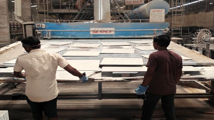 ગુજરાતનો મોરબી જિલ્લો બન્યો ભારતનું સિરામિક હબ : આ વર્ષે રાજકોટમાં યોજાનારી બીજી વાઇબ્રન્ટ ગુજરાત રીજનલ કોન્ફરન્સ (VGRC) કચ્છ-સૌરાષ્ટ્રમાં મોરબીના સિરામિક ક્લસ્ટરનું વિશેષ પ્રદર્શન થવાનું છે, જેમાં ‘અદ્યતન સિરામિક્સ’, ‘વેલ્યુ-એડેડ પ્રોડક્ટ્સ’, ‘એનર્જી-એફિશિયન્ટ ટેકનોલોજી’, અને નવી ‘સિરામિક્સ પાર્ક’ની પ્રગતિ મુખ્ય આકર્ષણ રહેશે. રાજ્ય સરકાર ઉદ્યોગો માટે ટેક્નોલોજી અપગ્રેડેશન, ઓટોમેશન, રિન્યુએબલ એનર્જી, વેસ્ટ રિસાયક્લિંગ અને લોજિસ્ટિક્સ સપોર્ટ વધારવા માટે સક્રિય પગલાં લઈ રહી છે. મોરબીના ઉદ્યોગકારોની મહેનત, સરકારની અસરકારક નીતિઓ અને ગુણવત્તાના સંકલ્પને કારણે આજે મોરબી સિરામિક ક્ષેત્રે ભારતનું ગૌરવ બની ગયું છે.