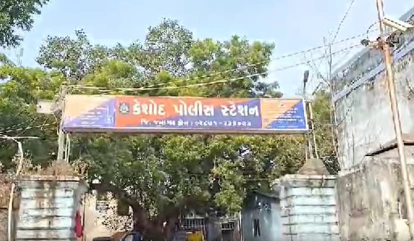 ઝડપાયેલા બંટી-બબલીની પૂછપરછમાં મોટા ખુલાસા થયા છે. છેલ્લા બે વર્ષથી તેમના દ્વારા આ છેતરપિંડી શરૂ કરવામાં આવી હતી અને દેશના 15 રાજ્યોના 56 શહેરમાં સોની વેપારીઓ સાથે 900 ગ્રામ સોનાની છેતરપિંડી આચર્યાની કબુલાત કરી છે. પકડાયેલ બંટી-બબલીએ ગુજરાત રાજ્યમાં અમદાવાદ, સુરત, બિલીમોરા, વાપી, નવસારી, વલસાડ, જૂનાગઢ, કેશોદ, જેતપુર, ભુજ, અંજાર, પાલનપુર, મહેસાણામાં છેતરપિંડી આચરી હોવાની સાથે દેશના અન્ય રાજ્યો જેમાં દમણ, દાદરા નગર હવેલી, પશ્ચિમ બંગાળ, આંધ્રપ્રદેશ, તેલંગાણા, ઓડિશા, યુપી, બિહાર, મહારાષ્ટ્ર, ઝારખંડ, રાજસ્થાન, પંજાબ, હરિયાણા, મધ્યપ્રદેશ રાજ્યોમાં આવી જ રીતે ઠગાઈ કરી હોવાનું અને અત્યાર સુધીમાં 900 ગ્રામ સોનાની છેતરપિંડી કરી હોવાનું સામે આવ્યું છે. આ બંને બંટી-બબલીની મોડેસ ઓપરેન્ડી ખૂબ જ અલગ હતી. જ્યાં સોનું વેચવા જતા તે શહેરમાં તે એક જ વાર જતા બીજીવાર તે શહેરમાં ક્યારેય પ્રવેશતા નહીં. એક શહેરમાં ફક્ત એક દુકાને જ ટાર્ગેટ કરતા હતા. તે જ રીતના તેણે આખા દેશના 15 રાજ્યોમાં આ રીતના ઘટનાને અંજામ આપ્યા છે. ઝડપાયેલા બંટી-બબલીની પૂછપરછમાં મોટા ખુલાસા થયા છે. છેલ્લા બે વર્ષથી તેમના દ્વારા આ છેતરપિંડી શરૂ કરવામાં આવી હતી અને દેશના 15 રાજ્યોના 56 શહેરમાં સોની વેપારીઓ સાથે 900 ગ્રામ સોનાની છેતરપિંડી આચર્યાની કબુલાત કરી છે. પકડાયેલ બંટી-બબલીએ ગુજરાત રાજ્યમાં અમદાવાદ, સુરત, બિલીમોરા, વાપી, નવસારી, વલસાડ, જૂનાગઢ, કેશોદ, જેતપુર, ભુજ, અંજાર, પાલનપુર, મહેસાણામાં છેતરપિંડી આચરી હોવાની સાથે દેશના અન્ય રાજ્યો જેમાં દમણ, દાદરા નગર હવેલી, પશ્ચિમ બંગાળ, આંધ્રપ્રદેશ, તેલંગાણા, ઓડિશા, યુપી, બિહાર, મહારાષ્ટ્ર, ઝારખંડ, રાજસ્થાન, પંજાબ, હરિયાણા, મધ્યપ્રદેશ રાજ્યોમાં આવી જ રીતે ઠગાઈ કરી હોવાનું અને અત્યાર સુધીમાં 900 ગ્રામ સોનાની છેતરપિંડી કરી હોવાનું સામે આવ્યું છે. આ બંને બંટી-બબલીની મોડેસ ઓપરેન્ડી ખૂબ જ અલગ હતી. જ્યાં સોનું વેચવા જતા તે શહેરમાં તે એક જ વાર જતા બીજીવાર તે શહેરમાં ક્યારેય પ્રવેશતા નહીં. એક શહેરમાં ફક્ત એક દુકાને જ ટાર્ગેટ કરતા હતા. તે જ રીતના તેણે આખા દેશના 15 રાજ્યોમાં આ રીતના ઘટનાને અંજામ આપ્યા છે.