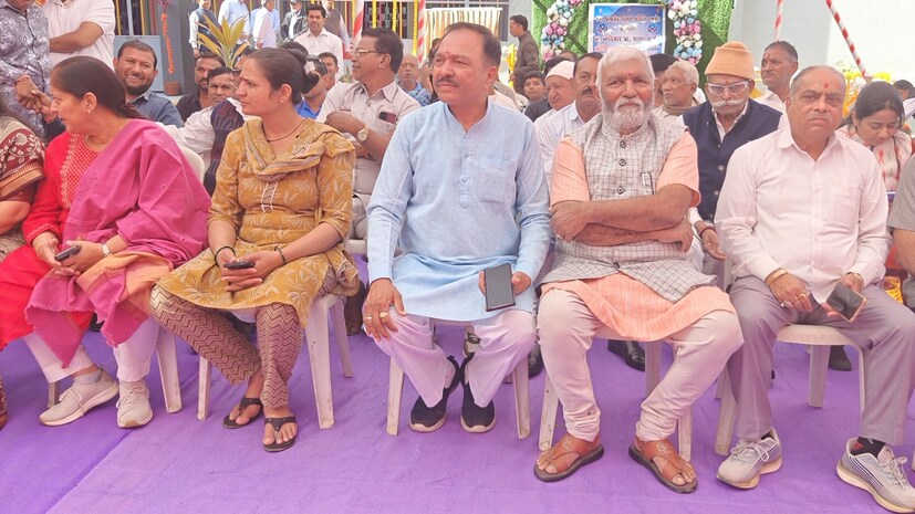  વશરામ સાગઠિયાએ શાળા નંબર 99નો મુદ્દો ઉઠાવતા કહ્યું હતું કે, વિપક્ષી નેતાએ રજૂઆત કરી કે શાળા નંબર 99 હજુ પણ ભાડાના મકાનમાં ચાલી રહી છે, છેલ્લા 17 વર્ષથી આ શાળા ભાડાના માત્ર બે રૂમમાં ચાલે છે, જેથી વિદ્યાર્થીઓ પણ પરેશાન થઈ રહ્યા છે, ત્યારે આ શાળાનું નવીનીકરણ કરવું હાલ અત્યંત જરૂરી બન્યું છે. જેથી હું આ મુદ્દે યોગ્ય કાર્યવાહી કરવા શિક્ષણ મંત્રી ડૉ. પ્રદ્યુમન વાઝાને વિનંતી કરું છું.