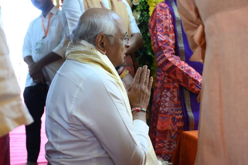  આ સમયે જિલ્લા વહીવટી તંત્ર દ્વારા મુખ્યમંત્રીને ઉપરણું, દ્વારકા મંદિરની પ્રતિકૃતિ, ફૂલ અને તુલસીમાંથી નિર્મિત અનુગ્રહમ અગરબત્તી તથા પ્રસાદ અર્પણ કરવામાં આવ્યો હતો. ત્યારે દ્વારકાધીશ મંદિર ખાતે મુખ્યમંત્રી સાથે પૂર્વ મંત્રી અને ધારાસભ્ય મુળુભાઈ બેરા, જિલ્લા કલેક્ટર રાજેશ તન્ના, પોલીસ અધિક્ષક જયરાજસિંહ વાળા, અગ્રણી મયુરભાઈ ગઢવી સહિત સ્થાનિક પદાધિકારીઓ ઉપસ્થિત રહ્યા હતા.