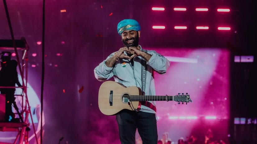  અરિજીત સિંહ આજે ઇન્ડસ્ટ્રીના હાઈએસ્ટ પેડ સિંગર છે. ઈટીના એક રિપોર્ટ અનુસાર, તેની કુલ નેટવર્થ 414 કરોડ રૂપિયા છે. રિપોર્ટ્સ અનુસાર, અરિજીત સિંહ એક 2 કલાકના લાઇવ કોન્સર્ટ માટે 14 કરોડ રૂપિયા સુધી ચાર્જ કરે છે. જ્યારે નાના કે પ્રાઇવેટ શો માટે તેની ફી 2 કરોડ રૂપિયાથી શરૂ થાય છે. તે ફિલ્મોમાં એક પ્લેબેક સોંગ ગાવા માટે આશરે 10 થી 20 લાખ રૂપિયા લે છે. જો કે, ડિજિટલ રાઇટ્સ અને રોયલ્ટીને જોડીને આ કમાણી ખૂબ જ વધી જાય છે. અરિજીત સિંહ દુનિયામાં સૌથી વધુ ફોલો થનાર આર્ટિસ્ટમાંથી એક છે. તેના સ્પોટીફાઈ પર આશરે 15 કરોડથી વધુ ફોલોઅર્સ છે, જેનાથી તેને વર્ષે કરોડોની રોયલ્ટી મળે છે.