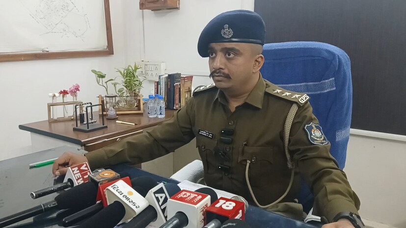 દરોડા દરમિયાન, પાસપોર્ટ, વિઝા કે ભારત સરકારની પૂર્વ મંજૂરી વગર ભારતમાં ગેરકાયદેસર પ્રવેશ કરી વસવાટ કરતા શાહબુદ્દીન મોહમદ ગૌસ શેખ, મોહમદઆરીફ મુઝીબર શેખ, જમીલા બેગમ અનારદી શેખ, નઝમા બેગમ અબ્દુલહકીમ હાઉલડર અને મુર્સીદા બેગમ મોહમદ આરીફ મુઝીબર શેખ નામના પાંચ બાંગ્લાદેશી નાગરિકો મળી આવ્યા હતા. તમામને અટકાયતમાં લઈ આગળની તપાસ શરૂ કરવામાં આવી છે. તેવી માહિતી જામનગર શહેર DYSP જયવીરસિંહ ઝાલાએ આપી છે. દરોડા દરમિયાન, પાસપોર્ટ, વિઝા કે ભારત સરકારની પૂર્વ મંજૂરી વગર ભારતમાં ગેરકાયદેસર પ્રવેશ કરી વસવાટ કરતા શાહબુદ્દીન મોહમદ ગૌસ શેખ, મોહમદઆરીફ મુઝીબર શેખ, જમીલા બેગમ અનારદી શેખ, નઝમા બેગમ અબ્દુલહકીમ હાઉલડર અને મુર્સીદા બેગમ મોહમદ આરીફ મુઝીબર શેખ નામના પાંચ બાંગ્લાદેશી નાગરિકો મળી આવ્યા હતા. તમામને અટકાયતમાં લઈ આગળની તપાસ શરૂ કરવામાં આવી છે. તેવી માહિતી જામનગર શહેર DYSP જયવીરસિંહ ઝાલાએ આપી છે.