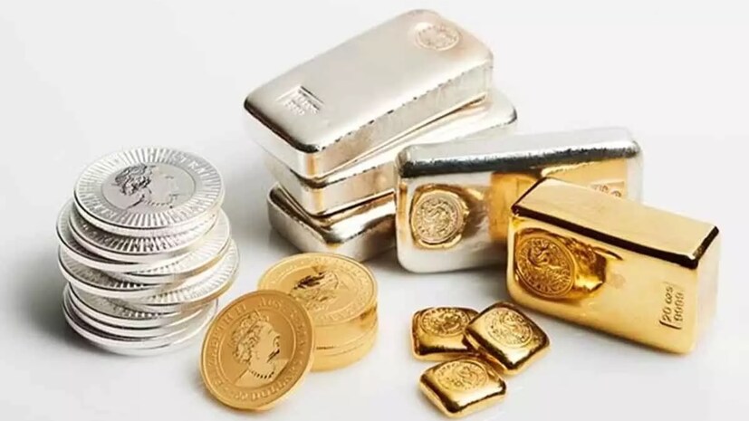  અત્યારે કેટલો છે ચાંદીનો ભાવ? - ગત કારોબારી દિવસે ચાંદીના ભાવમાં ભારે ઘટાડો અને પછી રિકવરી થયા બાદ ચાંદી અંતે 2,65,652 રૂપિયા પર ક્લોઝ થઈ હતી. સોમવારે જ્યારે માર્કેટ ખુલ્યું, ત્યારે તરત જ ચાંદી ઘટીને 2,55,652 રૂપિયા પ્રતિ કિલો પર પહોંચી ગઈ. એટલે કે ચાંદીના વાયદામાં 10,000 રૂપિયાનો વધુ ઘટાડો થયો છે.