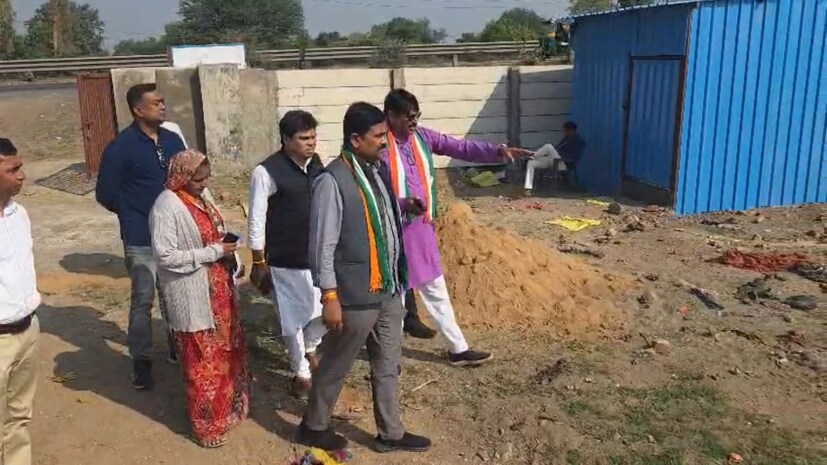 કોંગ્રેસ દ્વારા અપાયેલા આવેદનપત્ર મુજબ, વાંઠવાડી ગામની બ્લોક નં. 845, 836 અને સર્વે નં. 506 વાળી જમીન વર્ષ 1979માં સરકારે કાયદેસર રીતે સંપાદિત કરી વળતર ચૂકવી દીધું હતું અને ત્યાં સિંચાઈ વિભાગની કોલોની પણ આવેલી છે. તેમ છતાં, સરકારી રેકોર્ડમાં ગંભીર ચેડાં કરી, ખોટી વારસાઈ દાખલ કરી અને બનાવટી દસ્તાવેજોના આધારે આ કરોડોની સરકારી જમીન ખાનગી મિલકત તરીકે વેચી મારવામાં આવી હોવાનું સામે આવ્યું છે, જે દર્શાવે છે કે આ કૌભાંડ પૂર્વયોજિત હતું.