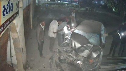 દરવાજો તોડી ચાલકને બહાર કઢાયો