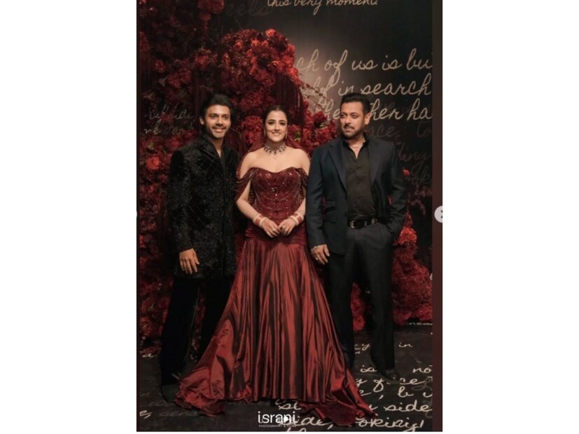  સ્ટેબીનાં લુકને લઇને કોમેન્ટ કરતા એક યુઝરે લખ્યું કે, સેમ આઉટફિટ પહેરવાની ક્યાં જરૂર હતી? બીજા એક યુઝરે લખ્યું છે કે આ માટે આપણો ડ્રેસ બીજા કોઈને બતાવવો જોઈએ નહીં, આને બળતરા થઈ એમ કહેવાય. આ સાથે સ્ટેબીનાં લુક પર કોમેન્ટ કરતા પૂછ્યું છે કે, નો હેટ, પરંતુ હું જાણવા ઇચ્છું છું કે શું તમને એ વાતની જાણ નહોતી કે દુલ્હન શું પહેરી છે? આમ, એક પછી એક યુઝર્સે જાતજાતની કોમેન્ટ્સ કરી છે.