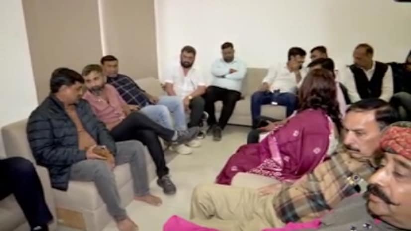 આર્થિક રીતે નબળા વર્ગને રાજકીય ક્ષેત્રે પણ અનામત મળે તેવી માંગ સાથે આજે ગાંધીનગર સર્કિટ હાઉસ ખાતે યોજાયેલી બેઠકમાં વર્ષો પહેલા અનામત આંદોલનના કેન્દ્રમાં રહેલા અનેક જાણીતા ચહેરાઓ ફરી એક મંચ પર જોવા મળ્યા હતા. દિનેશ બાંભણીયા, ધાર્મિક માલવીયા, મનોજ પનારા, વરુણ પટેલ, અલ્પેશ કથીરીયા, રમજુભા જાડેજા સહિતના આગેવાનો વચ્ચે આ મુદ્દે લાંબી ચર્ચા ચાલી હતી. જેમાં તમામ સમાજના પ્રતિનિધિઓએ એકસૂરે કહ્યું કે, રાજકીય પ્રતિનિધિત્વ વગર આર્થિક રીતે નબળા સવર્ણ વર્ગનો અવાજ દબાઈ રહ્યો છે. આર્થિક રીતે નબળા વર્ગને રાજકીય ક્ષેત્રે પણ અનામત મળે તેવી માંગ સાથે આજે ગાંધીનગર સર્કિટ હાઉસ ખાતે યોજાયેલી બેઠકમાં વર્ષો પહેલા અનામત આંદોલનના કેન્દ્રમાં રહેલા અનેક જાણીતા ચહેરાઓ ફરી એક મંચ પર જોવા મળ્યા હતા. દિનેશ બાંભણીયા, ધાર્મિક માલવીયા, મનોજ પનારા, વરુણ પટેલ, અલ્પેશ કથીરીયા, રમજુભા જાડેજા સહિતના આગેવાનો વચ્ચે આ મુદ્દે લાંબી ચર્ચા ચાલી હતી. જેમાં તમામ સમાજના પ્રતિનિધિઓએ એકસૂરે કહ્યું કે, રાજકીય પ્રતિનિધિત્વ વગર આર્થિક રીતે નબળા સવર્ણ વર્ગનો અવાજ દબાઈ રહ્યો છે.