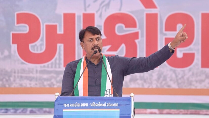 ગુજરાતમાં છેલ્લા ત્રણ દાયકાથી ચાલતી ભાજપ સરકારના શાસનમાં સામાન્ય લોકોના જીવનમાં ભય, અન્યાય અને તકલીફો વધી છે. રાજ્ય આજે વિકાસના દાવાઓની પાછળ છુપાયેલા કડવા સત્યનો સામનો કરી રહ્યું છે. ગુજરાતની પ્રજાએ વિશ્વાસ અને આશાભેર સરકારને બહુમતી આપી હતી, પરંતુ આજે લોકો રોજગાર, ખેતી, શિક્ષણ, આરોગ્ય અને સલામતી જેવી મૂળભૂત જરૂરિયાતોથી વંચિત છે. દરેક ગામમાં મનરેગા અને નલ સે જલ યોજનાઓમાં કરોડો રૂપિયાના ભ્રષ્ટાચાર જોવા મળે છે. ભાજપના નેતાઓએ નલ સે જલ યોજના ને નળ સે ધન યોજના બનાવી દીધી છે. આદિવાસી યુવાનો બેરોજગારીથી ત્રસ્ત છે, ખેડૂતો દેવામાં ડૂબ્યા છે, મહિલાઓની સુરક્ષા જોખમમાં છે. કોંગ્રેસ સરકાર આવશે તો ગુજરાતમાં એક ટીપું દારૂ વેચવા દેવામાં આવશે નહીં. 