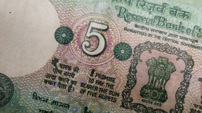 1947માં સ્વતંત્રતા પછી, ભારત સરકાર સામે એક મહત્વપૂર્ણ સવાલનો સામનો કરવો પડ્યો: શું નવી ભારતીય ચલણમાં કોઈ વ્યક્તિની છબી હોવી જોઈએ? ત્યારબાદ નિર્ણય લેવામાં આવ્યો કે નોટોમાં વ્યક્તિગત છબીઓ નહીં હોય. આ નિર્ણય એ સુનિશ્ચિત કરવા માટે લેવામાં આવ્યો હતો કે નવી ભારતીય ઓળખ કોઈ એક વ્યક્તિ સાથે નહીં, પરંતુ સમગ્ર રાષ્ટ્રની ભાવના સાથે જોડાયેલી હોય. આ કારણોસર, ભારતીય રિઝર્વ બેંકે નોટો પર અશોક સ્તંભ સિંહના પ્રતીક પર ભાર મૂક્યો. વધુમાં, કૃષિ, ઉદ્યોગ, વિજ્ઞાન અને વિકાસને લગતી છબીઓને નોટોની ઓળખ બનાવવામાં આવી હતી.which face was printed in Indian currency before mahatma Gandhi, trending gk, general knowledge, trending gk quiz, bizarre news, whose face was printed on old Indian currency, old bank note, which face was on Indian note before Gandhiji, Indian currency facts, historical facts, General knowledge questions, General knowledge on India, Indian currency history, Mahatma Gandhi on banknotes, King George VI on Indian notes, Indian rupee evolution, Indian banknote designs, pre-independence currency, Indian note design changes, amazing facts, omg, bizarre news, weird news, Trending news, Interesting News, Viral on Social Media, Viral On Internet, odd news, strange news, ajab gajab, offbeat news, ajeebogarib, khabar hatke, zara hatke news