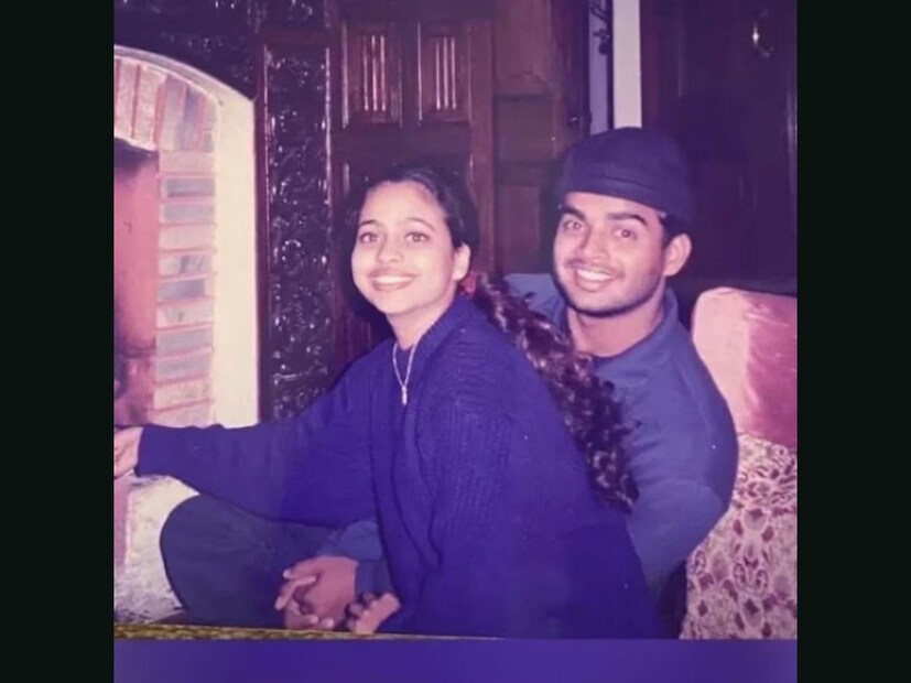 આ હીરો બીજું કોઈ નહીં, પરંતુ બોલિવૂડનાં ફેમસ એક્ટર આર. માધવન છે, જેમની લવ સ્ટોરી એક ફિલ્મી કહાનીથી અલગ નથી. એક સમયનાં ટીચર રહેલાં માધવને એમની વિદ્યાર્થી સરિતા બિરઝે કરતા 8 વર્ષ સુધી પ્રેમ કર્યો અને પછી લગ્ન કર્યાં. આજે તમિલ, હિન્દી અને બીજી ભાષાઓમાં સુપરસ્ટાર છે, પરંતુ એની આ પ્રેમ કહાની આજે પણ લોકોને ઇન્સ્પાયર કરે છે. ફાઇલ ફોટો. આ હીરો બીજું કોઈ નહીં, પરંતુ બોલિવૂડનાં ફેમસ એક્ટર આર. માધવન છે, જેમની લવ સ્ટોરી એક ફિલ્મી કહાનીથી અલગ નથી. એક સમયનાં ટીચર રહેલાં માધવને એમની વિદ્યાર્થી સરિતા બિરઝે કરતા 8 વર્ષ સુધી પ્રેમ કર્યો અને પછી લગ્ન કર્યાં. આજે તમિલ, હિન્દી અને બીજી ભાષાઓમાં સુપરસ્ટાર છે, પરંતુ એની આ પ્રેમ કહાની આજે પણ લોકોને ઇન્સ્પાયર કરે છે. ફાઇલ ફોટો.