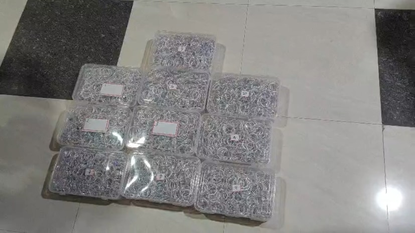 ક્રાઈમ બ્રાન્ચે ઝડપી પાડેલા બંને આરોપીઓની પૂછપરછમાં સામે આવ્યું છે કે, ચોરીનો મુખ્ય સૂત્રધાર શૈલેન્દ્રસિંગ ઉર્ફે સેલસિંહ રાજપૂત અને રતનસિંહ રાઠોડ હતા. શૈલેન્દ્રસિંગ ઉર્ફે સેલસિંહ રાજપૂત ચોરીની ઘટનાને અંજામ આપ્યાના એક મહિનાથી રાજકોટ ખાતે રેકી કરતો હતો. તેમજ ત્યારબાદ તેણે અમદાવાદ ખાતે રહેતા મુકેશ પ્રજાપતિ અને ઉત્તર પ્રદેશના વતની અને છોટુ ભૈયા તરીકે જાણીતા વ્યક્તિનો સંપર્ક કર્યો હતો. તેમજ ત્યારબાદ ચોરીનો ફુલ પ્રુફ પ્લાન બનાવ્યો હતો. પ્લાનને અમલમાં મૂકવા માટે રતનસિંહે બોટાદના રાજુ ભોજકનો સંપર્ક કર્યો હતો. પોલીસ અનુસાર, સેલસિંહ રાજપૂત, રતનસિંહ રાઠોડ, મુકેશ પ્રજાપતિ, જગદીશ ભોજક અને છોટું – એમ કુલ પાંચ લોકોએ ચોરીને અંજામ આપ્યો હતો. ક્રાઈમ બ્રાન્ચે ઝડપી પાડેલા બંને આરોપીઓની પૂછપરછમાં સામે આવ્યું છે કે, ચોરીનો મુખ્ય સૂત્રધાર શૈલેન્દ્રસિંગ ઉર્ફે સેલસિંહ રાજપૂત અને રતનસિંહ રાઠોડ હતા. શૈલેન્દ્રસિંગ ઉર્ફે સેલસિંહ રાજપૂત ચોરીની ઘટનાને અંજામ આપ્યાના એક મહિનાથી રાજકોટ ખાતે રેકી કરતો હતો. તેમજ ત્યારબાદ તેણે અમદાવાદ ખાતે રહેતા મુકેશ પ્રજાપતિ અને ઉત્તર પ્રદેશના વતની અને છોટુ ભૈયા તરીકે જાણીતા વ્યક્તિનો સંપર્ક કર્યો હતો. તેમજ ત્યારબાદ ચોરીનો ફુલ પ્રુફ પ્લાન બનાવ્યો હતો. પ્લાનને અમલમાં મૂકવા માટે રતનસિંહે બોટાદના રાજુ ભોજકનો સંપર્ક કર્યો હતો. પોલીસ અનુસાર, સેલસિંહ રાજપૂત, રતનસિંહ રાઠોડ, મુકેશ પ્રજાપતિ, જગદીશ ભોજક અને છોટું – એમ કુલ પાંચ લોકોએ ચોરીને અંજામ આપ્યો હતો.