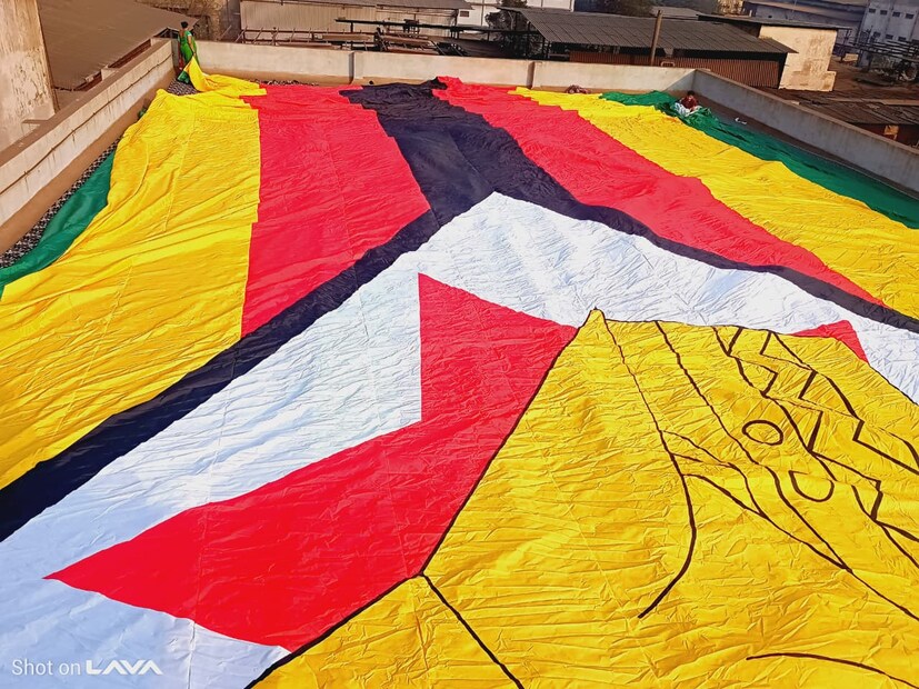  રાષ્ટ્રધ્વજ ઉપરાંત ટી-શર્ટ, કેપ, સ્પોર્ટ્સવેર અને અન્ય ક્લોથીંગ એસેસરીઝના મોટા પાયે ઓર્ડરો સુરતને મળ્યા છે. આ ઓર્ડરોના કારણે પાવરલૂમ, પ્રોસેસિંગ યુનિટ, પ્રિન્ટિંગ, ડાઈંગ અને પેકેજિંગ સાથે જોડાયેલા હજારો કામદારોને રોજગાર મળશે. આમ સુરત શહેર ધીમે ધીમે ક્રિકેટ સાથે એક અલગ જ રીતે જોડાઈ રહ્યું છે. IPL હોય કે હવે ટી-20 વર્લ્ડ કપ, દરેક મોટા ક્રિકેટ ઇવેન્ટમાં સુરતનું નામ કોઈને કોઈ રીતે જોડાતું જઈ રહ્યું છે.