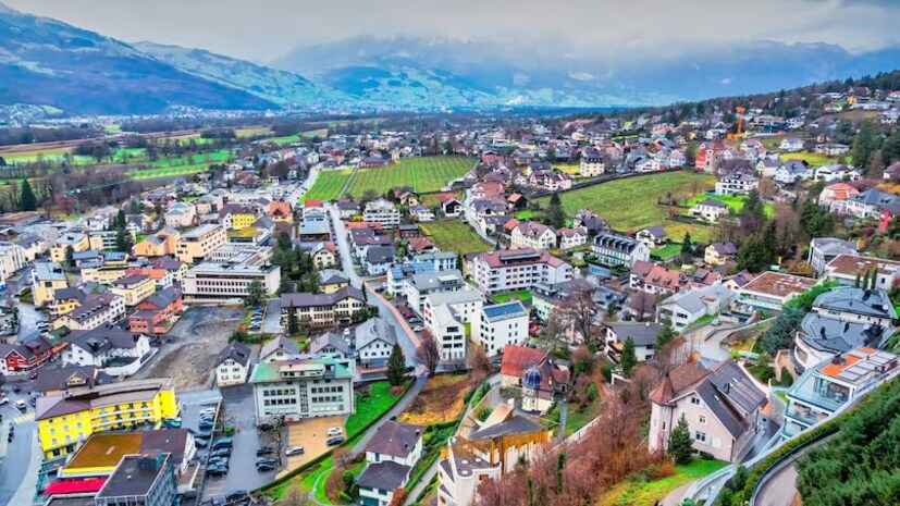  અત્યાર સુધી, તમે આ અનોખા દેશનું નામનો અંદાજો લગાવી દીધો હશે. આ લિક્ટેંસ્ટીન છે. જે આલ્પ્સમાં વસેલો એક નાનો એવો યુરોપિયન રિયાસત છે. એરપોર્ટ અને કરન્સી વિના, લિક્ટેંસ્ટીન દેશનો વિકાસ આપણા વિચારોને પડકાર આપે છે. તેની સફળતા રેપ્યુટેશનમાં જ નહીં, પણ અસલી ખૂબીઓ-આર્થિક તાકાત, સામાજિક સ્થિરતા અને સાંસ્કૃતિક ગર્વમાં છે.