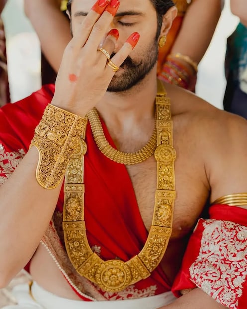  તેમણે ખૂબ જ ઉત્સાહિત થઈને લખ્યું, વિજ્જુ તમારા માટે મારા મનમાં જે ભાવનાઓ છે, તેને વ્યક્ત કરવા માટે મારી પાસે હંમેશા શબ્દો ઓછા પડી જાય છે. મેં તમને હંમેશા એ જ કહ્યું છે. પણ આપ અચાનક મારી બધી સિદ્ધિઓ, સંઘર્ષો, ખુશીઓ, દુખો, આનંદ અને જીવનને જાણી જાવ છો. હવે બધું જ કંઈક વધારે સમજાય છે. આવું એટલા માટે કેમ કે આપ મારી પાસે છો. (ફોટો-@rashmika_mandanna/Istagram)