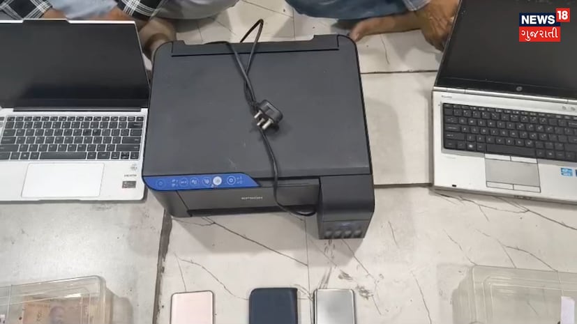 આરોપીઓની મોડસ ઓપરેન્ડી એટલે કે ગુનો કરવાની રીત પણ ચોંકાવનારી હતી. પોલીસના જણાવ્યા અનુસાર, આરોપીઓ કોઈ મોટી મશીનરી નહીં, પરંતુ સામાન્ય કલર પ્રિન્ટરનો ઉપયોગ કરીને 500 અને 200 રૂપિયાના દરની નકલી નોટો છાપતા હતા. દરોડા દરમિયાન પોલીસને ઘટનાસ્થળેથી 500 ના દરની 14 નોટો અને 200 ના દરની 2 નોટો મળીને કુલ 16 જેટલી નકલી નોટો મળી આવી છે, જેને કબજે કરવામાં આવી છે. આ ઉપરાંત, નોટ છાપવા માટે વપરાતું કલર પ્રિન્ટર, નોટને અસલી જેવો લુક આપવા માટે વપરાતી ખાસ પ્રકારની ઇન્ક અને ઉચ્ચ ગુણવત્તાવાળા પેપર પણ જપ્ત કરવામાં આવ્યા છે. આરોપીઓની મોડસ ઓપરેન્ડી એટલે કે ગુનો કરવાની રીત પણ ચોંકાવનારી હતી. પોલીસના જણાવ્યા અનુસાર, આરોપીઓ કોઈ મોટી મશીનરી નહીં, પરંતુ સામાન્ય કલર પ્રિન્ટરનો ઉપયોગ કરીને 500 અને 200 રૂપિયાના દરની નકલી નોટો છાપતા હતા. દરોડા દરમિયાન પોલીસને ઘટનાસ્થળેથી 500 ના દરની 14 નોટો અને 200 ના દરની 2 નોટો મળીને કુલ 16 જેટલી નકલી નોટો મળી આવી છે, જેને કબજે કરવામાં આવી છે. આ ઉપરાંત, નોટ છાપવા માટે વપરાતું કલર પ્રિન્ટર, નોટને અસલી જેવો લુક આપવા માટે વપરાતી ખાસ પ્રકારની ઇન્ક અને ઉચ્ચ ગુણવત્તાવાળા પેપર પણ જપ્ત કરવામાં આવ્યા છે.