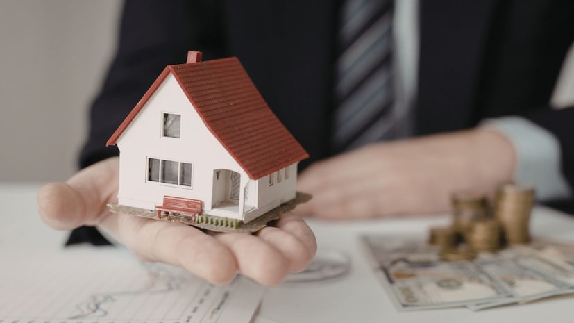  કારપેટ એરિયા: સરળ ભાષામાં કહીએ તો, કારપેટ એરિયા એ વિસ્તાર છે જ્યાં તમે પોતાનું કારપેટ પાથરી શકો છો. આ એરિયા ઘરની દીવાલોની અંદર નેટ યુઝેબલ સ્પેસ હોય છે. તેમાં લિવિંગ રૂમ, બેડરૂમ, કિચન અને બાથરૂમની ફર્શ સામેલ હોય છે. કારપેટ એરિયામાં ઘરની દીવાલોની જાડાઈ, છજ્જા અને છત સામેલ હોતી નથી. રેરા (રિયલ એસ્ટેટ રેગ્યુલેટરી એથોરિટી)ના નિયમો અનુસાર, હવે બિલ્ડર્સ માટે કારપેટ એરિયાને દર્શાવવો જરૂરી છે. તમારે આ કારપેટ એરિયાના આધારે જ કિંમતનું આકલન કરવું જોઈએ. કેમ કે, ઘરની અંદરનો વપરાશ લાયક સાચો વિસ્તાર એ જ હોય છે.