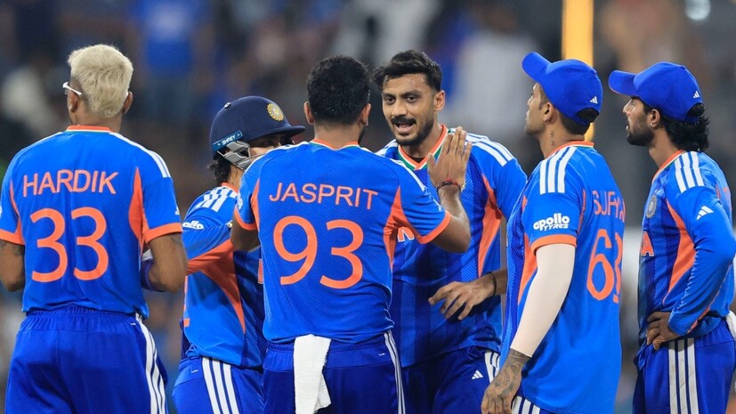  ટી20 વર્લ્ડ કપ ઇતિહાસમાં ભારતનો રેકોર્ડ પાકિસ્તાન સામે 8-1 રહ્યો છે. જે તેની મજબૂતીને દર્શાવે છે. હવે સુપર 8માં ભારત અને પાકિસ્તાન અલગ અલગ ગ્રુપમાં છે. ગ્રુપ -1માં ઝિમ્બાબ્વે, સાઉથ આફ્રિકા, વેસ્ટઇન્ડીઝ અને ભારત છે. જ્યારે ગ્રુપ 2માં ન્યૂઝીલેન્ડ, ઇંગ્લેન્ડ, શ્રીલંકા અને પાકિસ્તાનનો સમાવેશ થાય છે. સુપર 8નો નિયમ સ્પષ્ટ છે. બે ગ્રુપમાં ટોપ 2 ટીમો સેમીફાઈનલમાં પહોંચશે. એવામાં ભારત અને પાકિસ્તાનની બીજીવાર ટક્કર ત્યારે જ શક્ય છે, જ્યારે બંને ટીમો પોતપોતાના ગ્રુપમાં ટોપ 2માં જગ્યા બનાવે. (Photo Credit: BCCI)