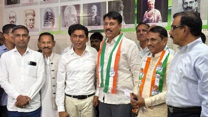 ભારતસિંહ પરમારે કોંગ્રેસનો ખેસ ધારણ કર્યો.