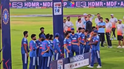 સૂર્યકુમાર યાદવે ઈશાન કિશનને ટ્રોફી આપી. સૂર્યકુમાર યાદવે ઈશાન કિશનને ટ્રોફી આપી.