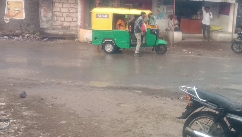  હવામાન વિભાગના, અમદાવાદ કેન્દ્રના ડાયરેક્ટર, એ.કે. દાસે આજે ગુજરાતના હવામાન અંગેની આગાહી આપી છે. જેમાં તેમણે જણાવ્યું છે કે, ભેજ અને પવનની દિશાને કારણે ઠંડી ઓછી થઈ છે. આ સાથે તેમણે આજે વરસાદની આગાહી આપતા જણાવ્યું છે કે, વડોદરા, ભરૂચ, અરવલ્લી, ખેડા, આણંદ, પંચમહાલ, દાહોદ અને મહીસાગરમાં હળવો વરસાદ થવાની શક્યતા છે. આ સાથે આજે અરવલ્લી, પંચમહાલ, દાહોદ, મહીસાગરમાં તો યલો એલર્ટ આપી છે. આ ચાર જિલ્લામાં વીજળી અને કડાકાભડાકા થવાની પણ આગાહી આપી છે. આ ઉપરાંત તેમણે જણાવ્યું છે કે, ત્રીજીથી આઠમી જાન્યુઆરીમાં ગુજરાતનું હવામાન શુષ્ક રહેશે. આ તારીખોમાં ક્યાંય પણ વરસાદની આગાહી આપી નથી.