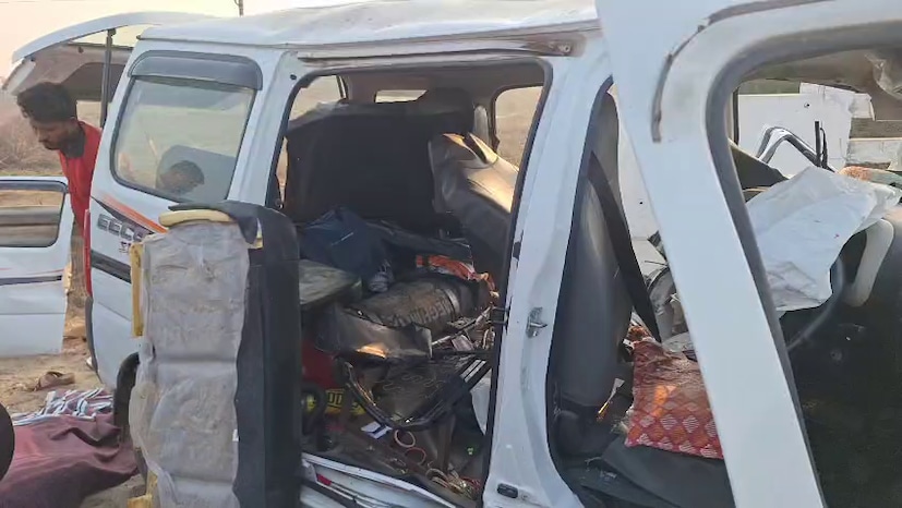 આ ગમખ્વાર અકસ્માતમાં ઘટનાસ્થળે પિતા, પુત્ર, મહિલા સહિત એક બાળકનું મોત નીપજ્યું છે. જ્યારે એક વૃદ્ધા ગંભીર રીતે ઘાયલ થતા તેમને તાત્કાલિક સારવાર માટે નજીકની હોસ્પિટલ ખસેડવામાં આવ્યા હતા, પરંતુ ટૂંકી સારવાર બાદ તેમનું પણ મોત નીપજ્યું હતું. આમ, આ દુર્ઘટનામાં કુલ 5 લોકોના મોતથી પરિવારમાં માતમ છવાઈ ગયો છે. આ ગમખ્વાર અકસ્માતમાં ઘટનાસ્થળે પિતા, પુત્ર, મહિલા સહિત એક બાળકનું મોત નીપજ્યું છે. જ્યારે એક વૃદ્ધા ગંભીર રીતે ઘાયલ થતા તેમને તાત્કાલિક સારવાર માટે નજીકની હોસ્પિટલ ખસેડવામાં આવ્યા હતા, પરંતુ ટૂંકી સારવાર બાદ તેમનું પણ મોત નીપજ્યું હતું. આમ, આ દુર્ઘટનામાં કુલ 5 લોકોના મોતથી પરિવારમાં માતમ છવાઈ ગયો છે.