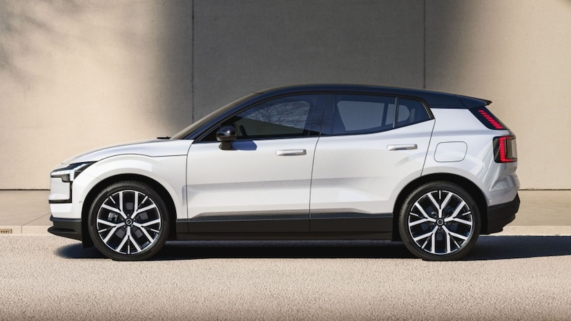 રોયટર્સના અહેવાલ અનુસાર, આ રિકોલમાં Volvo EX30 ઇલેક્ટ્રિક એસયુવીના કુલ 40,323 યુનિટ સામેલ છે. તેમાં સિંગલ મોટર એક્સટેન્ડેડ રેન્જ અને ટ્વિન મોટર પરફોર્મન્સ વેરિયન્ટનો સમાવેશ થાય છે. કંપનીનું કહેવું છે કે, હાઈ વોલ્ટેજ બેટરી પેકના વધુ ગરમ થવાનો ખતરો છે, જેનાથી આગ લાગવાની શક્યતા વધી જાય છે. રોયટર્સના અહેવાલ અનુસાર, આ રિકોલમાં Volvo EX30 ઇલેક્ટ્રિક એસયુવીના કુલ 40,323 યુનિટ સામેલ છે. તેમાં સિંગલ મોટર એક્સટેન્ડેડ રેન્જ અને ટ્વિન મોટર પરફોર્મન્સ વેરિયન્ટનો સમાવેશ થાય છે. કંપનીનું કહેવું છે કે, હાઈ વોલ્ટેજ બેટરી પેકના વધુ ગરમ થવાનો ખતરો છે, જેનાથી આગ લાગવાની શક્યતા વધી જાય છે.