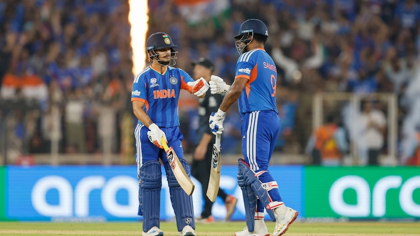  અભિષેક શર્મા આ સમગ્ર વર્લ્ડ કપ દરમિયાન સંઘર્ષ કરી રહ્યો છે. તે પહેલી ત્રણ મેચમાં શૂન્ય રને આઉટ થયો હતો. ઝિમ્બાબ્વે સામેની તેની અડધી સદી સિવાય, તે અન્ય બધી મેચોમાં પણ સંઘર્ષ કરી રહ્યો છે. આમાંની મોટાભાગની મેચોમાં, ઓફ-સ્પિનરોએ તેની વિકેટ લીધી હતી. ન્યુઝીલેન્ડે અભિષેક શર્મા સામે પણ અન્ય ટીમોની આ રણનીતિનો ઉપયોગ કર્યો, તેમણે પહેલી ઓવર ઓફ સ્પિનર ​​ગ્લેન ફિલિપ્સને આપી, પરંતુ ગ્લેન ફિલિપ્સ સામે અભિષેકનો રેકોર્ડ સારો છે. ફિલિપ્સ આ પહેલા ક્યારેય અભિષેકની વિકેટ લઈ શક્યો નથી. આ મેચ પહેલા, ભૂતપૂર્વ ભારતીય ક્રિકેટર આર. અશ્વિને પણ કહ્યું હતું કે મેકકોન્કી ટીમ ઇન્ડિયા માટે સમસ્યા બની શકે છે, પરંતુ ન્યુઝીલેન્ડે તેને ટીમમાંથી બહાર કરી દીધો અને જેકબ ડફીને તક આપી.