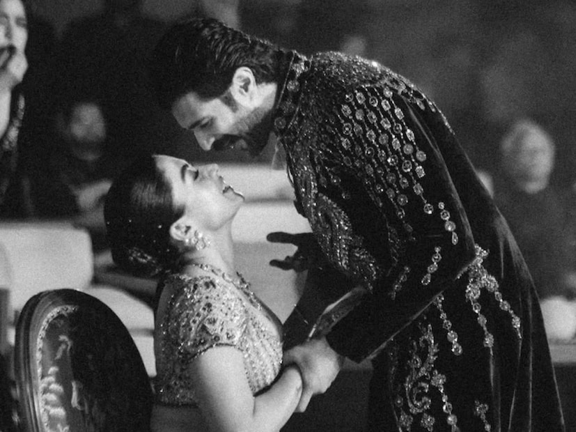 ડ્રીમી તસવીરોની સાથે રશ્મિકાએ કેપ્શનમાં લખ્યું છે કે, પ્રેમભરી રાત, ખુશીનાં આંસુ, સંગીત, ગીતો અને અમે આખી રાત નાચતા રહ્યાં. ખરેખર આ રાત જોરદાર રહી હતી. વિજ્જુ અને હું એકબીજાને સરપ્રાઇઝ આપવા ઇચ્છતા હતા. પરિવાર પણ અમને સરપ્રાઇઝ આપવા ઇચ્છતો હતો. (Image Source: @rashmika_mandanna/Instagram ડ્રીમી તસવીરોની સાથે રશ્મિકાએ કેપ્શનમાં લખ્યું છે કે, પ્રેમભરી રાત, ખુશીનાં આંસુ, સંગીત, ગીતો અને અમે આખી રાત નાચતા રહ્યાં. ખરેખર આ રાત જોરદાર રહી હતી. વિજ્જુ અને હું એકબીજાને સરપ્રાઇઝ આપવા ઇચ્છતા હતા. પરિવાર પણ અમને સરપ્રાઇઝ આપવા ઇચ્છતો હતો. (Image Source: @rashmika_mandanna/Instagram