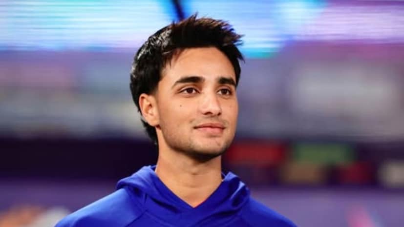 અભિષેક આગળ કહે છે કે, "જ્યારે હું બેટિંગ કરતો હોઉં ત્યારે મારા મગજમાં ભાષાને લઈને કોઈ વિચાર હોતા નથી, હું પંજાબનો છું તો સ્વાભાવિક રીતે પંજાબી ભાષા મોઢામાંથી નીકળી જાય. એટલે જ્યારે હું અને સંજુ ભાઈ બેટિંગ કરતા હોઈએ ત્યારે હંમેશા કહેતો હોઉ છું કે, "સંજુ ભાઈ ઉડા દૂં, તો એ મને હંમેશા કહે છે, હા હા ચક દે, ચક દે..., અંતે અભિષેક શર્મા કહે છે, કે બેટિંગ દરમિયાન અમારી વાતચીત મોટા ભાગે પંજાબીમાં જ થતી હોય છે. હિન્દી ઇંગ્લિશમાં ખૂબ ઓછી વાત થાય છે. (Photo Credit: Abhishek Sharma) અભિષેક આગળ કહે છે કે, "જ્યારે હું બેટિંગ કરતો હોઉં ત્યારે મારા મગજમાં ભાષાને લઈને કોઈ વિચાર હોતા નથી, હું પંજાબનો છું તો સ્વાભાવિક રીતે પંજાબી ભાષા મોઢામાંથી નીકળી જાય. એટલે જ્યારે હું અને સંજુ ભાઈ બેટિંગ કરતા હોઈએ ત્યારે હંમેશા કહેતો હોઉ છું કે, "સંજુ ભાઈ ઉડા દૂં, તો એ મને હંમેશા કહે છે, હા હા ચક દે, ચક દે..., અંતે અભિષેક શર્મા કહે છે, કે બેટિંગ દરમિયાન અમારી વાતચીત મોટા ભાગે પંજાબીમાં જ થતી હોય છે. હિન્દી ઇંગ્લિશમાં ખૂબ ઓછી વાત થાય છે. (Photo Credit: Abhishek Sharma)