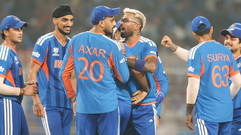  યુવા ટીમ અને ઓછો અનુભવ: રોહિત શર્મા અને વિરાટ કોહલીના યુગ પછી, આ ટીમ તુલનાત્મક રીતે યુવાન છે. અભિષેક શર્મા સતત નિષ્ફળ જઈ રહ્યો છે, પણ રિઝર્વમાં રહેલો રિંકુ સિંહ પણ ફોર્મમાં નથી, એટલે ટીમ કદાચ અભિષેક પર જ વિશ્વાસ રાખશે. સૌથી મોટો પ્રશ્ન એ છે કે જો શરૂઆતમાં વિકેટો પડી જાય, તો મધ્યક્રમમાં એવો કયો બેટ્સમેન છે જે દબાણમાં રમીને ટીમને સંભાળી શકે? શું સૂર્યકુમાર પોતાના જૂના ‘નોકઆઉટ રેકોર્ડ’ને તોડીને કેપ્ટન લાયક ઇનિંગ્સ રમશે? અમદાવાદનું આ એ જ મેદાન છે જ્યાં 2023માં ભારતનું સપનું અધૂરું રહી ગયું હતું. ન્યૂઝીલેન્ડની ટીમ ભારતની દરેક નાની નબળાઈનો ફાયદો ઉઠાવવામાં માસ્ટર છે. જો ભારતને ચેમ્પિયન બનવું હોય, તો માત્ર પ્રતિભા પર નહીં, પણ મજબૂત મનોબળ અને યોગ્ય રણનીતિ સાથે મેદાનમાં ઉતરવું પડશે. (Photo Credit: BCCI)