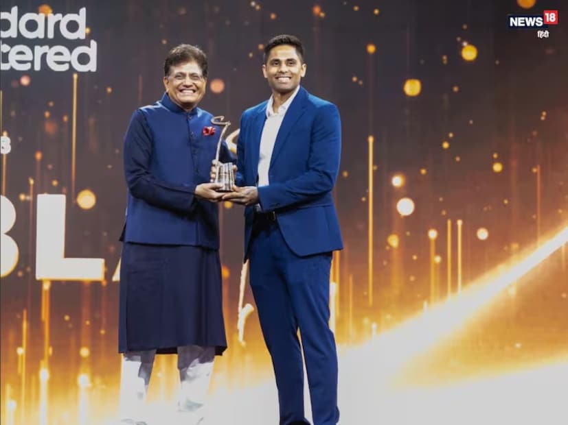 સૂર્યકુમાર યાદવે CNBC-TV18 ના મંચ પરથી સન્માનિત થયા બાદ ટી20 વર્લ્ડ કપને લઈને અમુક વાત કરી હતી. તેમણે કહ્યું કે, જ્યારે અમને જાણવા મળ્યું કે આ ટૂર્નામેન્ટ ભારતમાં થશે, તો અમે બહુ ખુશ હતા, પણ તે સમયે થોડો ડર પણ હતો અને પ્રેશર પણ અનુભવાઈ રહ્યું હતું. તેમણે કહ્યું કે, જો પ્રેશર નહીં હોય, ગભરાઈશું નહીં તો રમતની મજા નહીં આવે. જેવું અમને ખબર પડી કે મેચ ભારતમાં છે, તો આખી ટીમ ખૂબ ઉત્સાહિત થઈ ગઈ. ડ્રેસિંગ રૂમમાં ખુશીનો માહોલ હતો. જોકે પ્રેશર હતું, પણ ભારતમાં રમવાને લઈને બધા ખેલાડી ખુશ હતા. સૂર્યકુમાર યાદવે CNBC-TV18 ના મંચ પરથી સન્માનિત થયા બાદ ટી20 વર્લ્ડ કપને લઈને અમુક વાત કરી હતી. તેમણે કહ્યું કે, જ્યારે અમને જાણવા મળ્યું કે આ ટૂર્નામેન્ટ ભારતમાં થશે, તો અમે બહુ ખુશ હતા, પણ તે સમયે થોડો ડર પણ હતો અને પ્રેશર પણ અનુભવાઈ રહ્યું હતું. તેમણે કહ્યું કે, જો પ્રેશર નહીં હોય, ગભરાઈશું નહીં તો રમતની મજા નહીં આવે. જેવું અમને ખબર પડી કે મેચ ભારતમાં છે, તો આખી ટીમ ખૂબ ઉત્સાહિત થઈ ગઈ. ડ્રેસિંગ રૂમમાં ખુશીનો માહોલ હતો. જોકે પ્રેશર હતું, પણ ભારતમાં રમવાને લઈને બધા ખેલાડી ખુશ હતા.