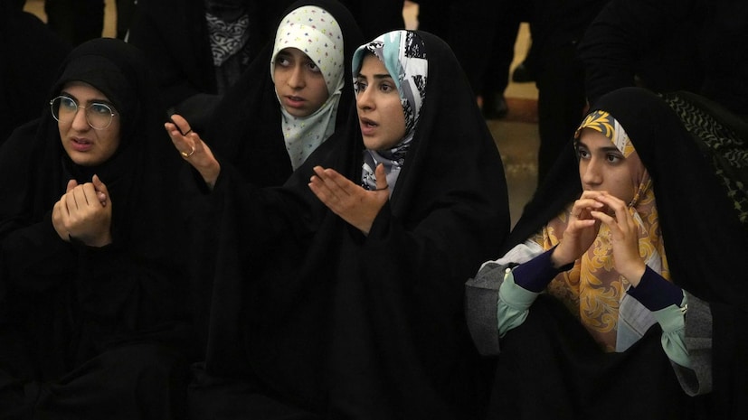  લગ્ન, તલાક અને બાળકો: ઈરાનમાં તલાક મહિલાઓ માટે લગભગ અશક્ય છે, જ્યારે પતિ ગમે ત્યારે તલાક આપી શકે છે. પુરુષોને 4 પત્નીઓ રાખવાનો અધિકાર છે, પરંતુ મહિલાઓ માત્ર એક જ લગ્ન કરી શકે છે. તલાકનો અધિકાર મુખ્યત્વે પતિ પાસે હોય છે. મહિલાઓએ તલાક માટે અદાલતમાં ખૂબ જ આકરી શરતો સાબિત કરવી પડે છે. સૌથી દુખદ વાત એ છે કે, તલાક બાદ મા પોતાના બાળકોને માત્ર 7 વર્ષની ઉંમર સુધી જ પોતાની પાસે રાખી શકે છે, ત્યાર બાદ બાળક પિતાનું થઈ જાય છે. જો મા બીજા લગ્ન કરી લે તો તેને તેના બાળકને મળવા દેવામાં પણ આવતી નથી. જ્યારે ભારતમાં કોર્ટ નક્કી કરે છે કે, બાળક કોની પાસે રહેશે. મહિલાના બીજા લગ્ન તેના માતા હોવાનો હક છીનવાતો નથી.