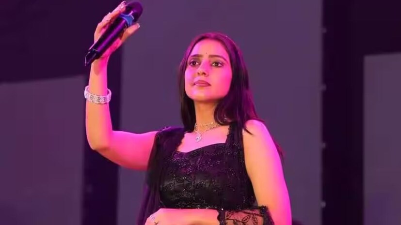 નોંધનીય છે કે, સિંગર કિંજલ રબારીએ સોશિયલ મીડિયા પ્લેટફોર્મ ઇન્સ્ટાગ્રામ પર એક વીડિયો શેર કરીને પોતે આંતરજ્ઞાતિય લગ્ન કર્યા હોવાનું જણાવ્યું હતું, સાથે જ તેણે પોતાને તથા તેના પતિને જીવનું જોખમ હોવાની જણાવી પોલીસ પાસે સુરક્ષાની માંગ કરી હતી. નોંધનીય છે કે, સિંગર કિંજલ રબારીએ સોશિયલ મીડિયા પ્લેટફોર્મ ઇન્સ્ટાગ્રામ પર એક વીડિયો શેર કરીને પોતે આંતરજ્ઞાતિય લગ્ન કર્યા હોવાનું જણાવ્યું હતું, સાથે જ તેણે પોતાને તથા તેના પતિને જીવનું જોખમ હોવાની જણાવી પોલીસ પાસે સુરક્ષાની માંગ કરી હતી.