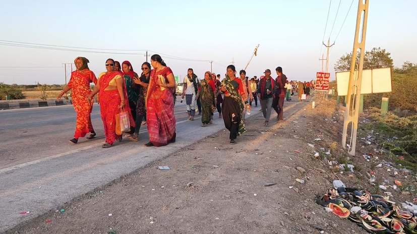 નોંધનીય છે કે, ધુળેટીના પર્વ પર દ્વારકામાં યોજાતા ફૂલડોલ મહોત્સવમાં લાખોની સંખ્યામાં ભક્તો ભાગ લે છે, પરંતુ ફૂલડોલ ઉત્સવમાં મોટાભાગના શ્રદ્ધાળુઓ પગપાળા યાત્રા કરીને જ દ્વારકા આવે છે અને અનેરો આનંદ ઉઠાવે છે. તો દર વર્ષે હોળીકા દહન થઈ ગયા બાદ ભગવાન શ્રી દ્વારકાધીશના જગત મંદિરમાં ફૂલડોલ ઉત્સવ ઉજવાય છે, હવે આગામી 3 તારીખે બપોરે 2:00 થી 3:00 દરમિયાન ફૂલડોલ ઉત્સવની ઉજવણી કરવામાં આવશે, જેમાં ભાગ લેવા મોટી સંખ્યામાં યાત્રાળુ અહીં પધારી રહ્યા છે. નોંધનીય છે કે, ધુળેટીના પર્વ પર દ્વારકામાં યોજાતા ફૂલડોલ મહોત્સવમાં લાખોની સંખ્યામાં ભક્તો ભાગ લે છે, પરંતુ ફૂલડોલ ઉત્સવમાં મોટાભાગના શ્રદ્ધાળુઓ પગપાળા યાત્રા કરીને જ દ્વારકા આવે છે અને અનેરો આનંદ ઉઠાવે છે. તો દર વર્ષે હોળીકા દહન થઈ ગયા બાદ ભગવાન શ્રી દ્વારકાધીશના જગત મંદિરમાં ફૂલડોલ ઉત્સવ ઉજવાય છે, હવે આગામી 3 તારીખે બપોરે 2:00 થી 3:00 દરમિયાન ફૂલડોલ ઉત્સવની ઉજવણી કરવામાં આવશે, જેમાં ભાગ લેવા મોટી સંખ્યામાં યાત્રાળુ અહીં પધારી રહ્યા છે.