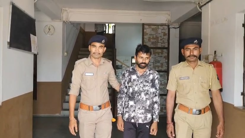  પોલીસ પૂછપરછ દરમિયાન સામે આવ્યું કે આરોપી મેરુ વાઘેલા છેલ્લા કેટલાક વર્ષથી ધ્રાંગધ્રા-હળવદ હાઈવે પર સોલડી ટોલ ટેક્સ પાસે બહારથી યુવતીઓને લાવીને દેહવેપારનો ધંધો કરાવતો હતો. આવી જ રીતે ગઈકાલે પણ તે 46 વર્ષીય રૂકશાનાબેન ખાતુન(હાલ મૃત) સાથે હાઈવે પર અવાવરૂ જગ્યાએ મળ્યો હતો. જ્યાં ગ્રાહક આવ્યા, આ રૂકશાના ખાતુન અને આરોપી મેરુ વાઘેલા વચ્ચે ગ્રાહક બાબતે કોઈ બોલાચાલી થઈ હતી, અને મામલો બિચકતા, આ યુવતીએ મેરુભાઈને બેથી ત્રણ થપ્પડ મારી હતી. જેથી રોષે ભરાયેલા મેરુ વાઘેલાએ પોતાની પાસે રહેલ છરી કાઢી, અચાનક 3-4 ઘા ઝીંકી રૂકશાનાબેન ખાતુનને મોતને ઘાટ ઉતારી દીધી હતી, અને બાદમાં ત્યાંથી નાસી છૂટ્યો હતો.