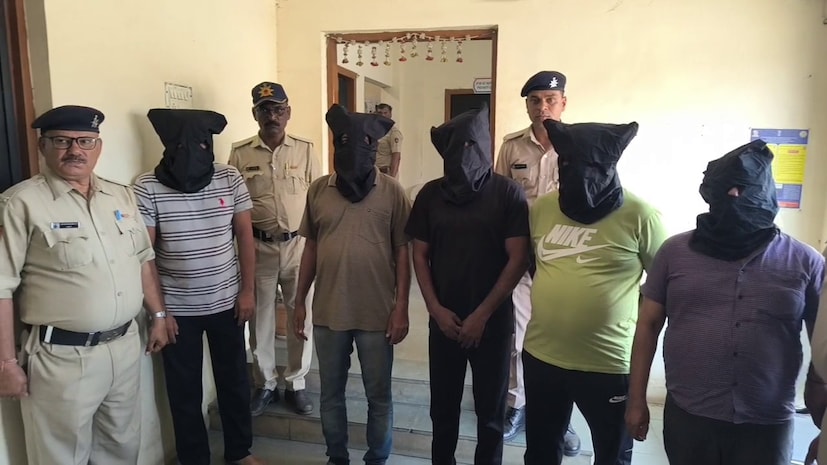  લાખો રૂપિયાના કોપરની ચોરી કરી સમગ્ર સંઘ પ્રદેશ પોલીસને દોડતી કરી દેનાર આ ગેંગના પોલીસના હાથે ઝડપાયેલા આરોપીઓ પર એક નજર કરીએ તો, તેઓની ઓળખ અકબર અલી અહેમદ અલી, કબીર ઉસ્માન શેખ, બેતુલ્લા રૂવાબ અલી, અબ્દુલ સલામ અબ્દુલ રબખાન અને બદ્રીઆલમ મહેમુદ આલમ ખાન તરીકે થઈ છે. પોલીસે હાલ આ પાંચેય આરોપીઓને પકડી પાડી જેલના સળિયા પાછળ ધકેલી દીધા છે. સાથે જ આરોપીઓની ધરપકડ બાદ તેમની પાસેથી 5500 કિલોથી વધુનો ચોરીનો કોપરનો જથ્થો અને વાહન પણ જપ્ત કરી ઊંડાણપૂર્વક તપાસ શરૂ કરી હતી.