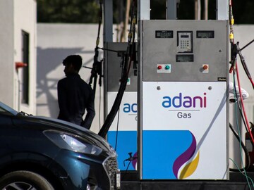 દૂધ, પેટ્રોલ-ડીઝલ બાદ હવે CNG પણ મોંઘો થયો! અદાણીએ એક ઝાટકે વધારી દીધો આટલો ભાવ - adani cng price increases rs 2-25 ahmedabad | - News18 Gujarati