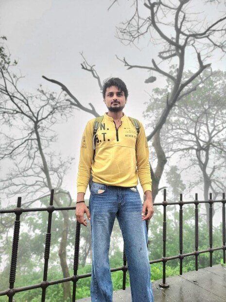  સીસીટીવી ફૂટેજની તપાસમાં વિમલ રામનગરના મેડિકલ સ્ટોરમાંથી ઘઉંમાં મૂકવાની ઝેરી દવાના 10 ટિકડા ખરીદ્યા હતા. તેમાંથી બે ટિકડા બાકી બચેલા હતા. શરૂઆતમાં પ્રજાપતિ પરિવારે ઢોસા ખાવાથી ફૂડ પોઇઝનિંગ થયાનો દાવો કર્યો હતો, પરંતુ હાલના રિપોર્ટમાં તે નકારી કાઢવામાં આવ્યું છે. નવા ખુલાસાઓ બાદ હવે પોલીસ સામૂહિક આપઘાત, અકસ્માત કે અન્ય કોઈ ષડયંત્રની સંભાવનાઓને ધ્યાનમાં રાખીને વિવિધ દિશામાં તપાસ કરી રહી છે. (વિમલ પ્રજાપતિની ફાઇલ તસવીર)