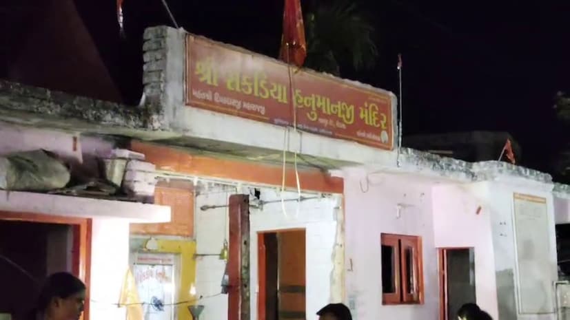 Uproar during demolition of Rokadiya Hanuman temple in Modasa Uproar during demolition of Rokadiya Hanuman temple in Modasa
